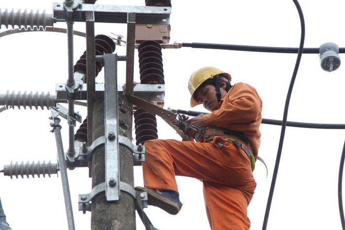 Thành phố Hà Nội đặt mục tiêu tiết kiệm tối thiểu 2% tổng điện năng tiêu thụ hằng năm và tối thiểu 10% trong các tháng cao điểm nắng nóng. Ảnh: Phạm Hùng
