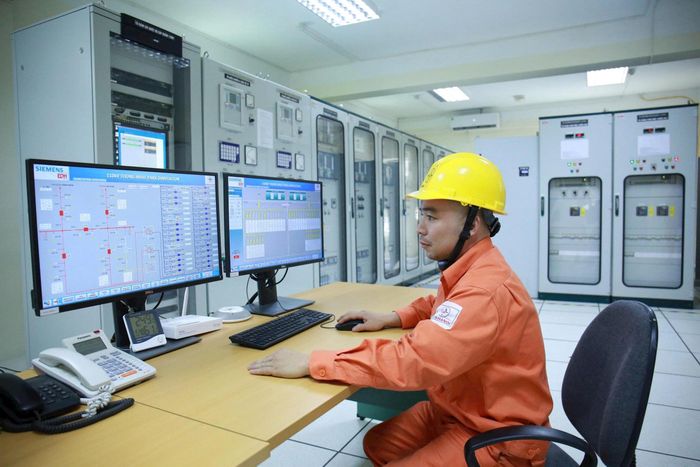 Thống kê từ Trung tâm Điều độ hệ thống điện thành phố Hà Nội cho thấy, chỉ trong tuần đầu tháng 4-2026, công suất tiêu thụ điện đã tăng tới 7% so với cùng kỳ năm 2025, chạm ngưỡng 80% mức cực đại của cả năm trước. Ảnh: Phạm Hùng