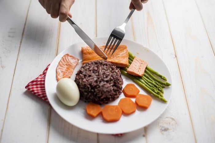 Nên kết hợp ăn cơm gạo lứt với thực phẩm giàu chất xơ, protein và chất béo lành mạnh.