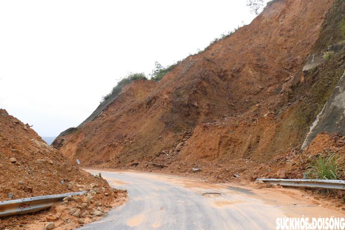 Theo ghi nhận của phóng viên, điểm sạt lở có chiều dài khoảng 30m, cao hơn 10m. Tại vị trí sạt lở, khối lượng đất, đá vẫn còn tồn đọng, chiếm một phần diện tích mặt đường.
