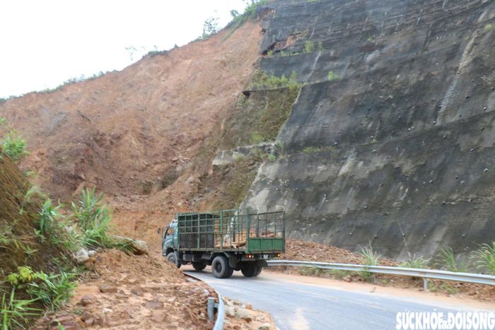 Không chỉ làm hẹp diện tích đường, các khối đất, đá còn che khuất tầm nhìn của người điều khiển phương tiện.