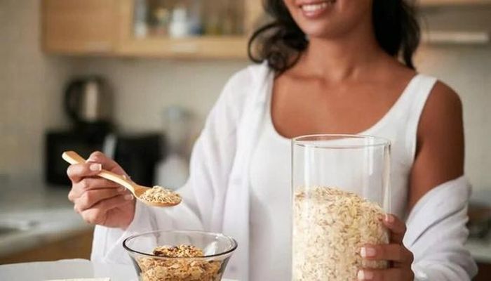 Ưu tiên các nguồn tinh bột phức như gạo lứt, bánh mì nguyên cám, yến mạch... giúp cung cấp năng lượng ổn định, no lâu và giảm nguy cơ tích trữ mỡ thừa.