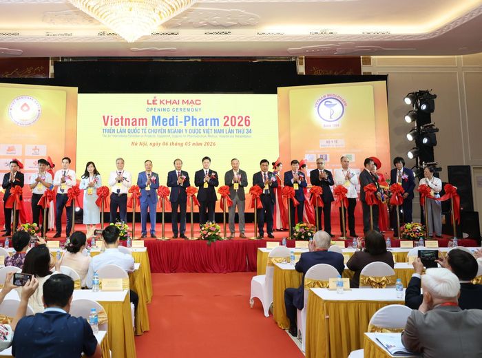 Thứ trưởng Thường trực Bộ Y tế Vũ Mạnh Hà và các đại biểu cắt băng khai trương Triển lãm.
