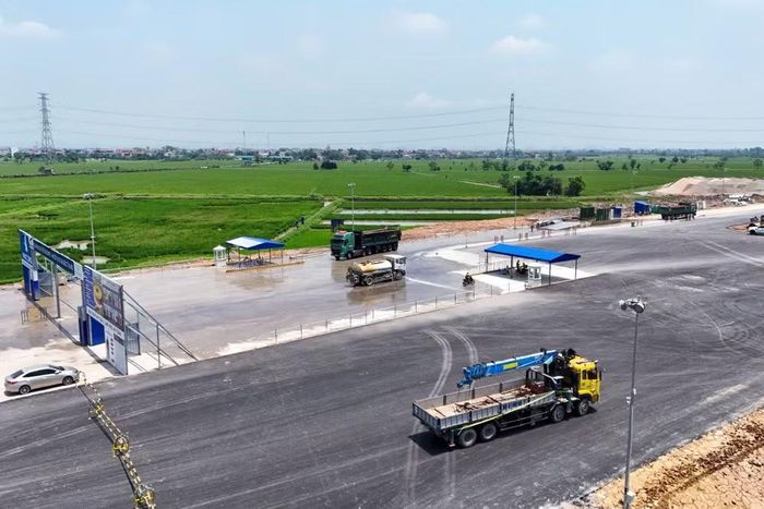 Xe bồn tưới nước rửa đường hoạt động liên tục tại các lối ra vào công trường nhằm giảm thiểu bụi bẩn, đảm bảo vệ sinh môi trường và an toàn cho các phương tiện lưu thông trên địa bàn xã Thượng Phúc.
