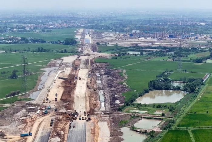 Trục đại lộ dài hơn 2 cây số chạy thẳng qua Khu đô thị thể thao Olympic (Phân khu B, chủ yếu nằm trên địa phận xã Thượng Phúc và xã Tam Hưng) - nơi định hướng quy mô dân số khoảng 186.000 người, hướng thẳng về lõi trung tâm thể thao.