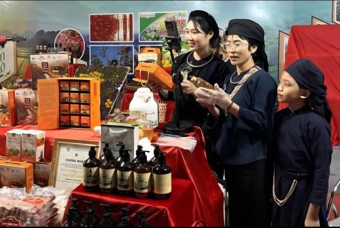 Người nông dân từng bước làm quen với "chợ đầu mối online" tự tin giới thiệu sản phẩm của mình.