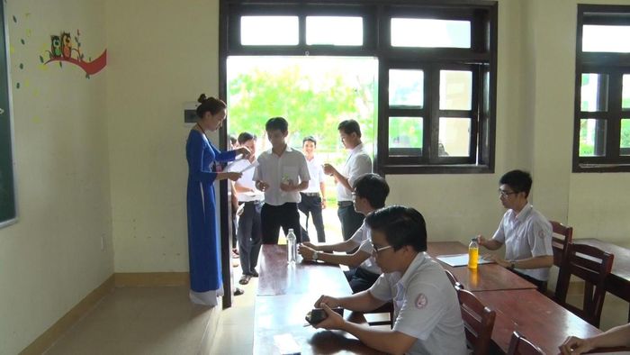 Thí sinh làm thủ tục thi tốt nghiệp THPT năm 2025 ở Quảng Nam cũ. Ảnh: CĐ.