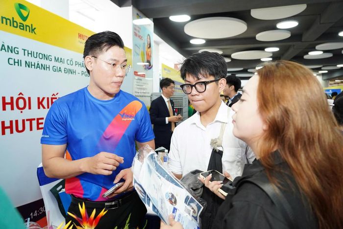 Nhiều sinh viên tham quan, tìm hiểu cơ hội việc làm tại Ngày hội. Ảnh: Văn Tiệp.