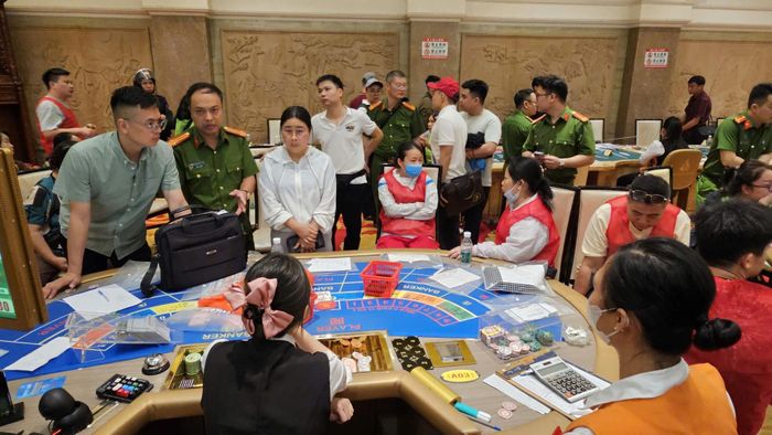  Nhóm tham gia đánh bạc bị bắt quả tang. Ảnh: CA 