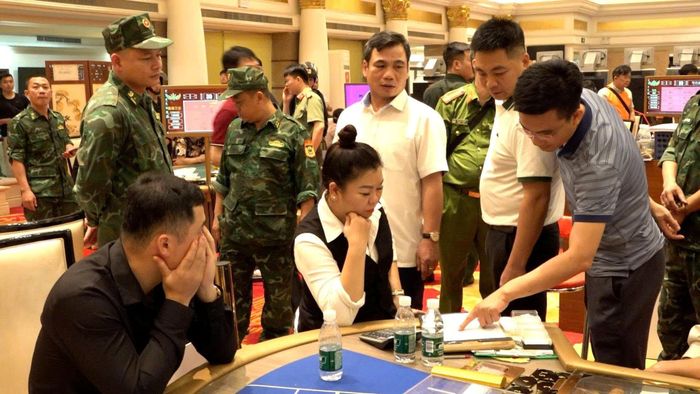  Đại tá Nguyễn Quang Huyên - Phó Giám đốc, Thủ trưởng Cơ quan CSĐT Công an tỉnh Lạng Sơn trực tiếp chỉ đạo các phòng nghiệp vụ Công an tỉnh đấu tranh triệt phá vụ án. Ảnh: CA 