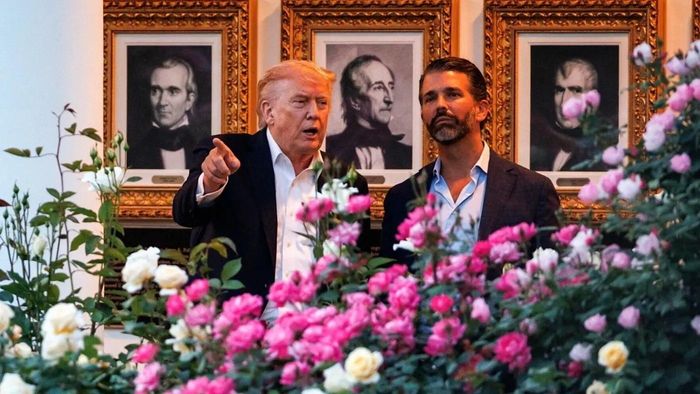 Tổng thống Donald Trump cùng con trai cả Donald Jr. Theo dự báo từ Polymarket, tỷ lệ đặt cược cho khả năng Don Jr. giành được đề cử của đảng Cộng hòa năm 2028 hiện ở mức 4%. Ảnh: Bloomberg. 