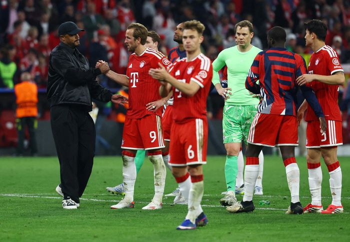  HLV Vincent Kompany đến an ủi các học trò. Bản thân chiến lược gia người Bỉ đã chứng tỏ đẳng cấp khi từng bị hoài nghi năng lực hồi đầu mùa. 