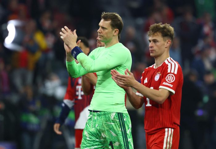  Các cầu thủ Bayern đến tri ân người hâm mộ tại Allianz Arena. Các CĐV cũng dành tràn pháo tay ủng hộ các cầu thủ đội nhà sau nỗi buồn bị loại.