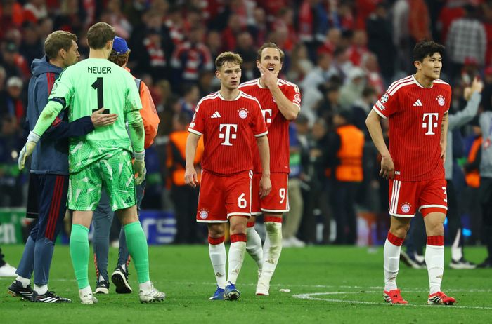  Bayern tan mộng ăn ba mùa này khi bị loại khỏi Champions League. Đội đã vô địch Bundesliga cách đây vài tuần và đã vào đến chung kết Cúp quốc gia gặp Stuttgart. 