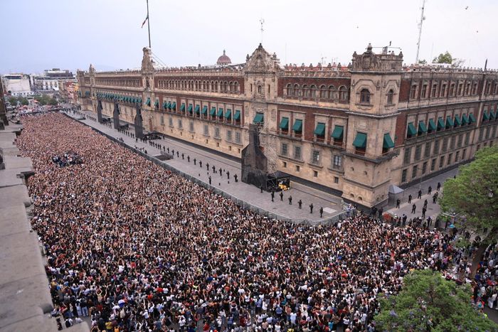 Người hâm mộ BTS tập trung tại quảng trường Zocalo để chờ các thành viên và Tổng thống Mexico Claudia Sheinbaum xuất hiện trên ban công của Cung điện Quốc gia, ngày 7/5.
