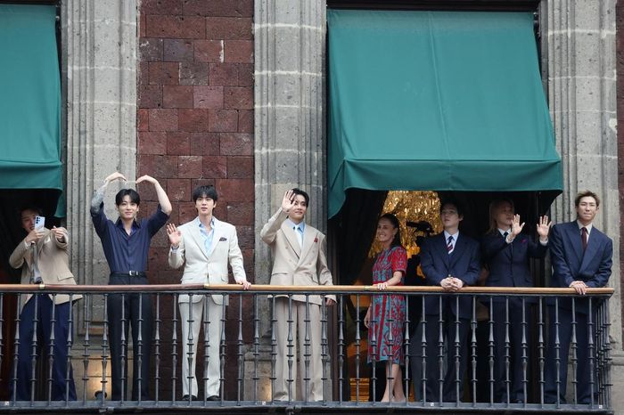BTS và Tổng thống Mexico Claudia Sheinbaum (thứ 4 từ phải sang) chào đón người hâm mộ trên ban công của Cung điện Quốc gia trước thềm chuỗi concert ngày 7/5.