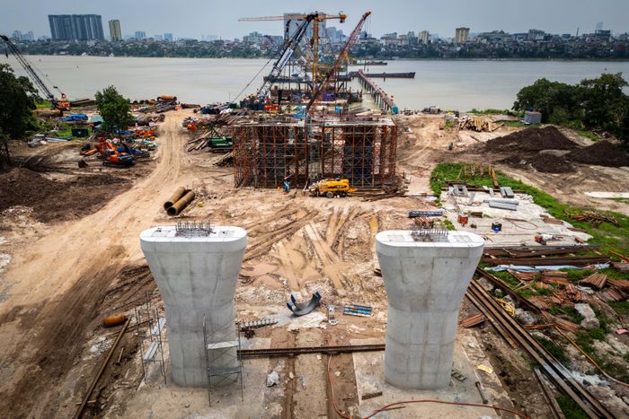  Tại công trường phía phường Bồ Đề, nhiều trụ cầu dần xuất hiện sau 7 tháng tất bật thi công. 