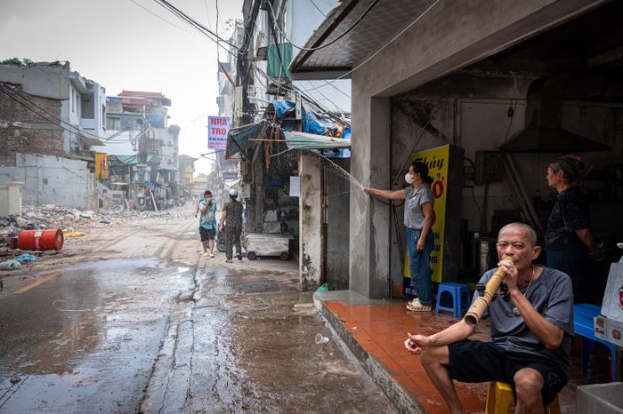  Công trường phá dỡ công trình nằm trong phạm vi dự án được triển khai liên tục theo 3 ca/ngày. Có thời điểm trên phố Vạn Kiếp, khói bụi mù mịt, các hộ dân sinh sống lân cận phải phun nước để bụi lắng đọng xuống. 
