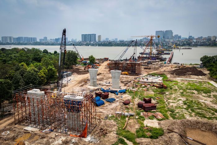  Trên công trường cầu vượt sông và đường dẫn, đơn vị thi công tổ chức làm việc nhiều ca với cường độ cao, tranh thủ thời tiết thuận lợi để đảm bảo tiến độ liên tục. 