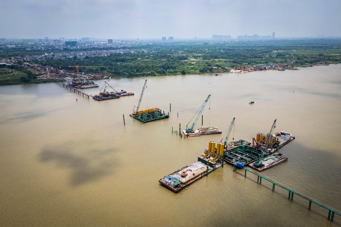  Dự án cầu Trần Hưng Đạo có hạng mục cầu chính dài 870 m, gồm 6 nhịp, chia thành hai liên cầu, mỗi nhịp dài 145 m, sử dụng kết cấu vòm thép với hình tượng vô cực. Cầu dẫn hai bên dài 1.213 m, kết cấu dầm hộp bê tông cốt thép dự ứng lực và dầm bản bê tông cốt thép dự ứng lực. Toàn tuyến bố trí 3 nút giao. 