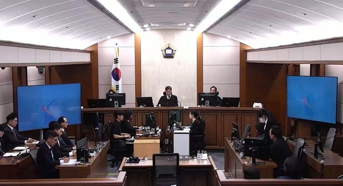 Phiên tòa xét xử cựu Đệ nhất phu nhân Hàn Quốc Kim Keon Hee tại Tòa án cấp cao Seoul hôm 28/4, do thẩm phán Shin Jong O (giữa) chủ tọa. Ảnh: Tòa án cấp cao Seoul.