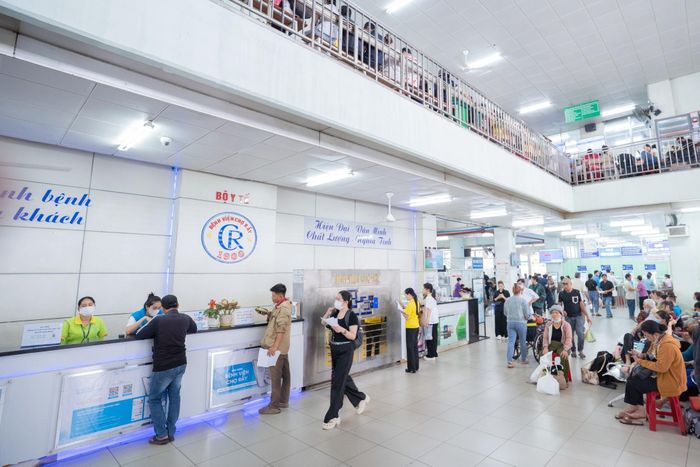 Người dân xếp hàng để chờ tới lượt khám. Ảnh: BVCC.