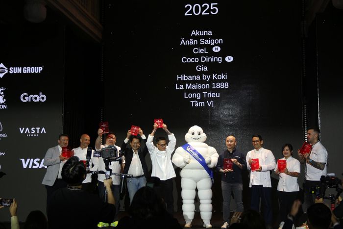  Đại diện 9 nhà hàng đạt một sao Michelin qua 3 năm (2023, 2024, 2025) trong lễ trao giải Michelin tối 5/6/2025. Ảnh: Tường Vi. 