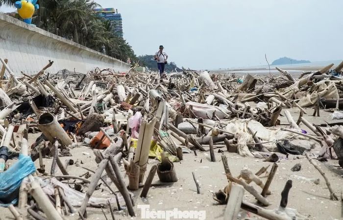  Rác ngổn ngang như "bãi chông" ở biển Hải Tiến trước khi được dọn. 