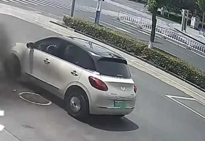  Khói xuất hiện ở khu vực gần hốc bánh trước bên trái. Ảnh: Car News China. 