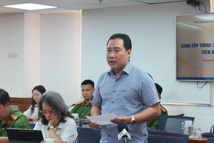  Ông Trịnh Quốc Dũng, Phó trưởng Phòng Hạ tầng kỹ thuật, Sở Xây dựng TP.HCM, phát biểu tại họp báo chiều 7/5. Ảnh: Thảo Liên. 