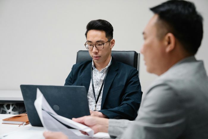 Nhiều nhân sự vừa muốn chứng minh năng lực để giữ việc, vừa lo rằng những gì mình làm sẽ mở đường cho một đợt cắt giảm lớn hơn. Ảnh minh họa: Pexels.