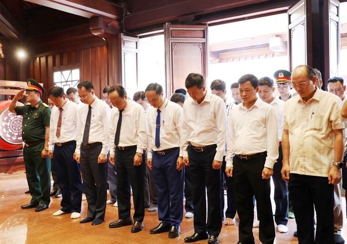 Đoàn đại biểu dành phút mặc niệm tưởng nhớ các Anh hùng liệt sĩ tại Đền thờ Liệt sĩ Chiến trường Điện Biên Phủ
