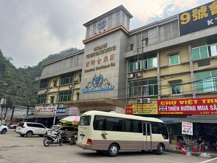 Khách sạn Thái Dương và khu vui chơi giải trí thuộc Công ty TNHH Thái Dương (xã Hoàng Văn Thụ) nằm trong khu TTTM, chợ cửa khẩu Tân Thanh