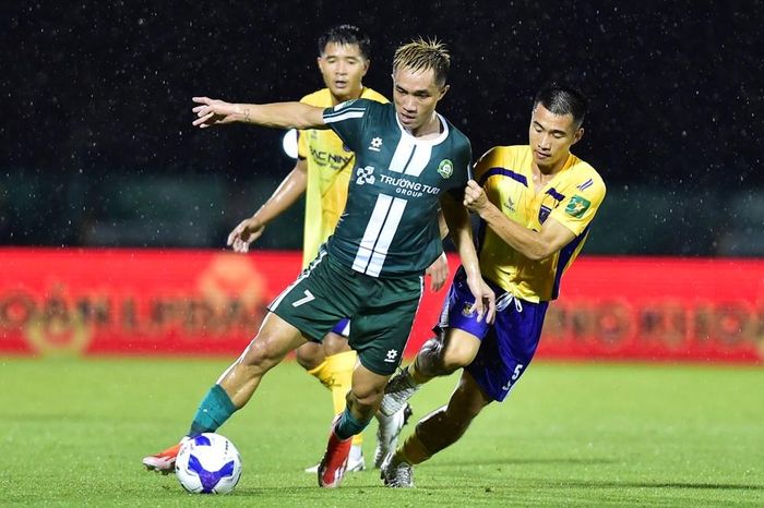 Một chiến thắng trước Bắc Ninh FC sẽ giúp Trường Tươi Đồng Nai (áo xanh) chạm tay vào chức vô địch