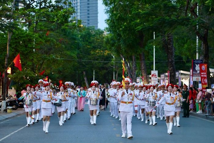 Diễu hành cổ động tại lễ khai mạc