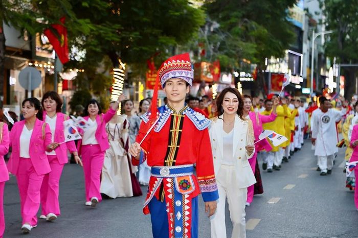Sự kiện thu hút nhiều bạn bè quốc tế tham gia diễu hành