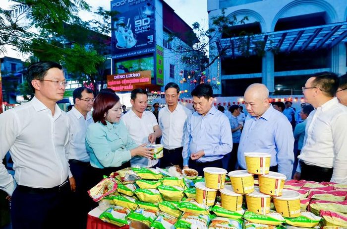Lãnh đạo thành phố và du khách tham quan không gian sự kiện
