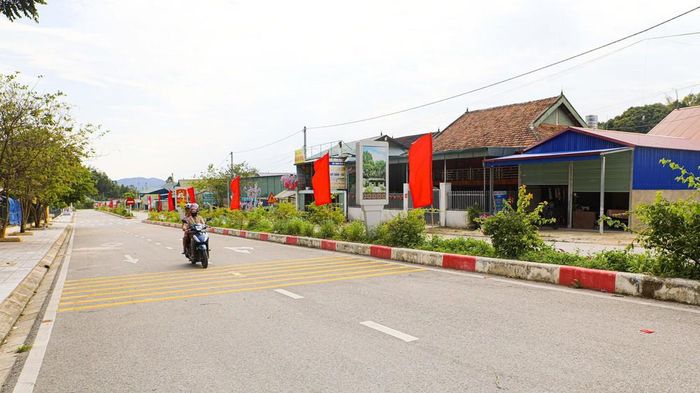 Hạ tầng giao thông được đầu tư đồng bộ, bản làng ngày càng khởi sắc, đời sống người dân được nâng cao. Ảnh: Phan Quân - TTXVN
