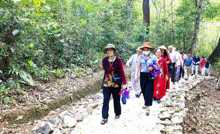 Đông đảo nhân dân, du khách đến tham quan tại Di tích Sở Chỉ huy Chiến dịch Điện Biên Phủ tại xã Mường Phăng. Ảnh: Phan Quân - TTXVN