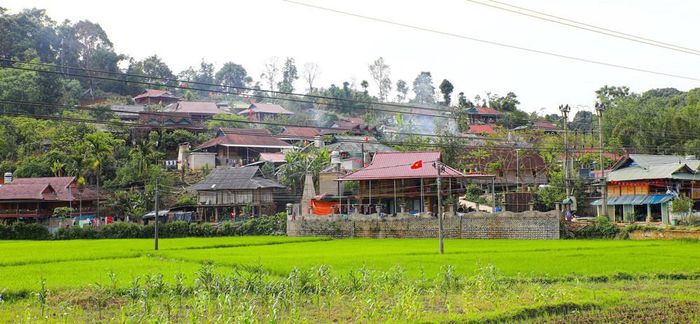 Bản làng xã Mường Phăng ngày càng khởi sắc. Ảnh: Phan Quân - TTXVN