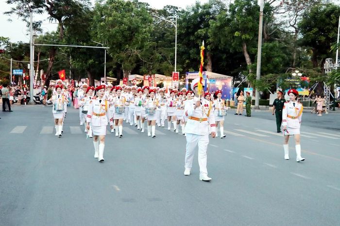 Diễu hành cổ động tại lễ khai mạc