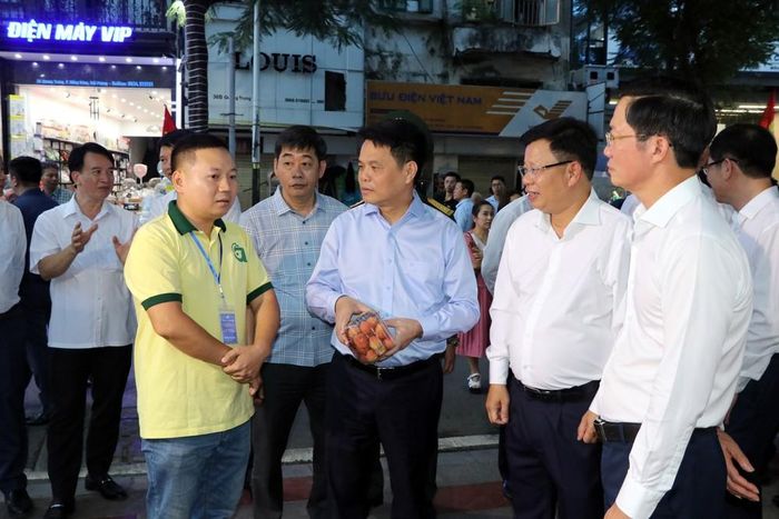 Lãnh đạo thành phố và du khách tham quan không gian sự kiện