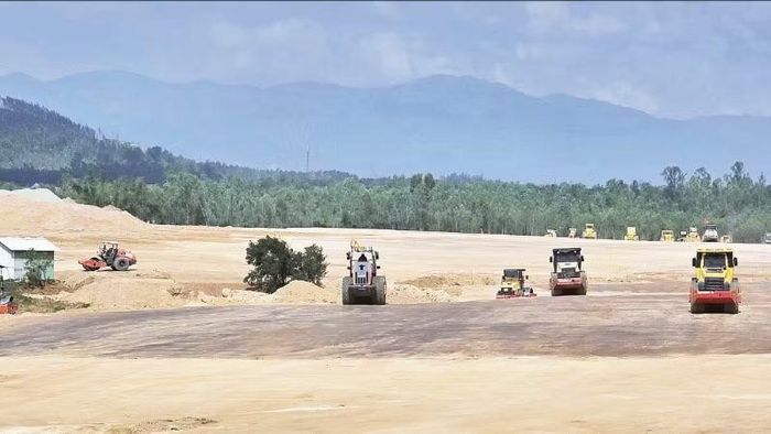Đẩy nhanh tiến độ thi công Cảng hàng không Phù Cát. (Ảnh: HOÀNG QUI)