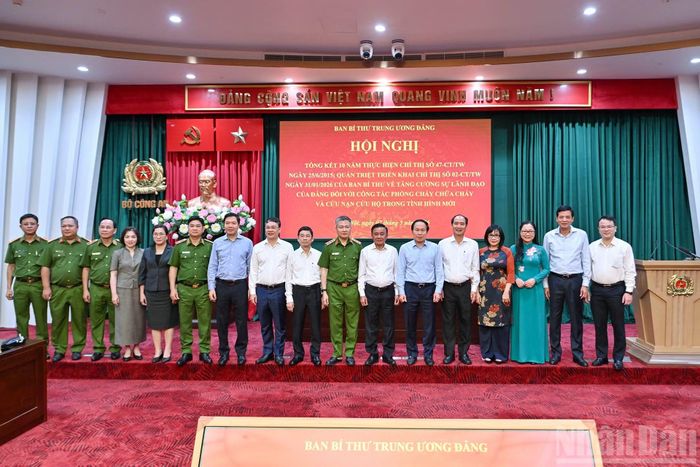 Thường trực Ban Bí thư Trần Cẩm Tú cùng các đại biểu tại hội nghị.