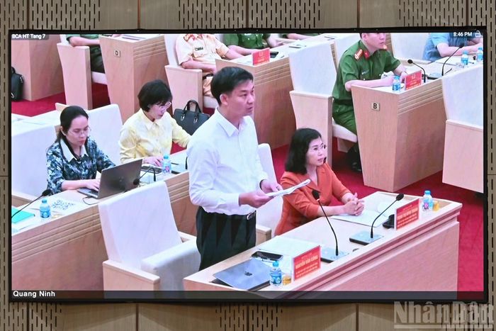 Lãnh đạo đại diện tỉnh Quảng Ninh trình bày tham luận tại hội nghị.