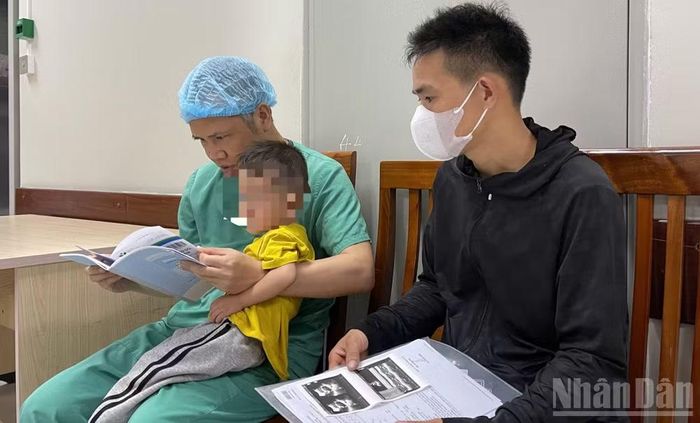 Phó Giáo sư, Tiến sĩ Nguyễn Lý Thịnh Trường, Giám đốc Trung tâm Tim mạch, Bệnh viện Nhi Trung ương khám lại cho bệnh nhi sáng 7/5.