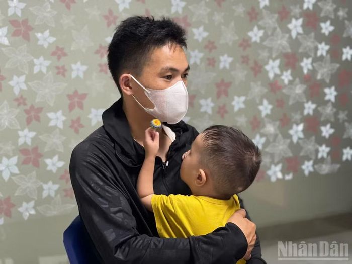 Anh Tráng A D. chia sẻ về hành trình được các bác sĩ hỗ trợ miễn phí phẫu thuật tim cho con.