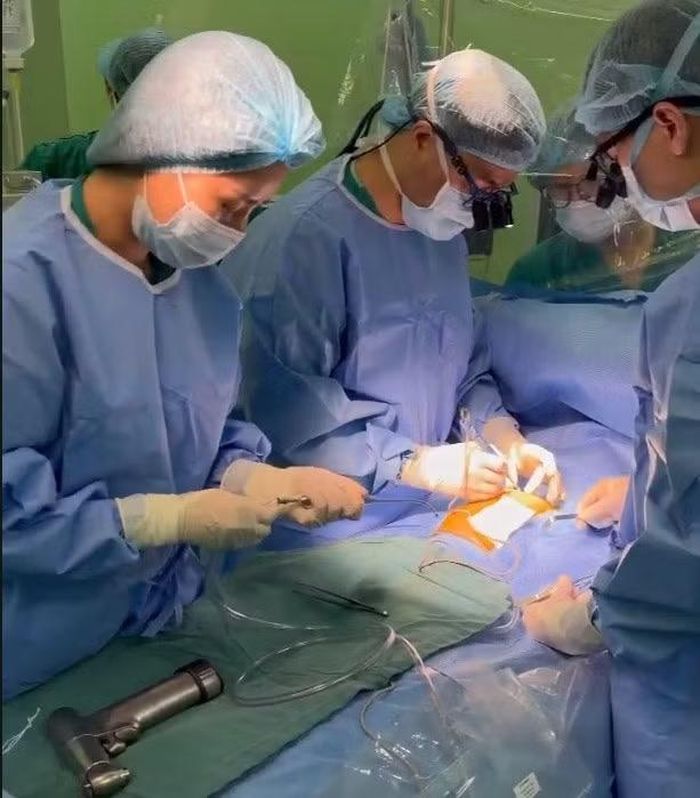 Bệnh nhi được can thiệp phẫu thuật cấp cứu.