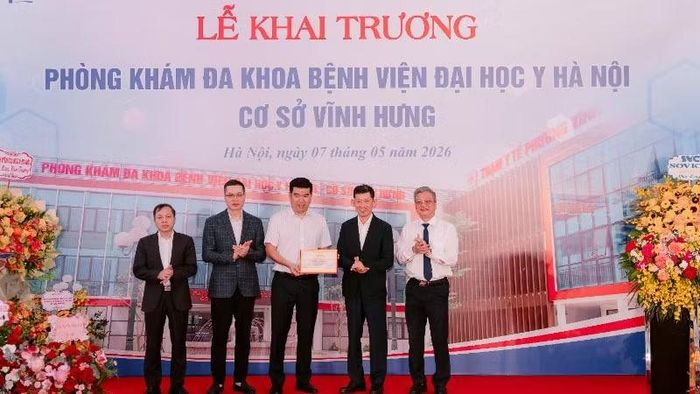Đại diện Bộ Y tế trao Giấy phép hoạt động khám bệnh, chữa bệnh cho Phòng khám đa khoa Bệnh viện Đại học Y Hà Nội, cơ sở Vĩnh Hưng.