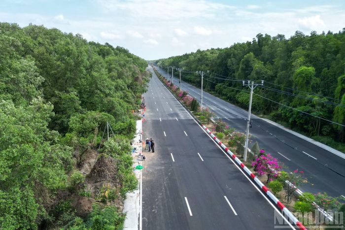  Hàng chục công nhân triển khai các mũi khoan sâu đến 80m dọc đường Rừng Sác, Cần Giờ, Thành phố Hồ Chí Minh nhằm khảo sát địa chất, phục vụ công tác chuẩn bị thi công tuyến Metro Bến Thành-Cần Giờ, một dự án trọng điểm kết nối trung tâm thành phố với khu vực ven biển phía nam. 